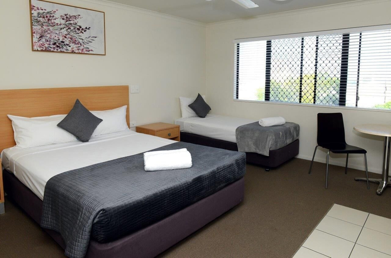 Bedroom 4, Summit Motel, City