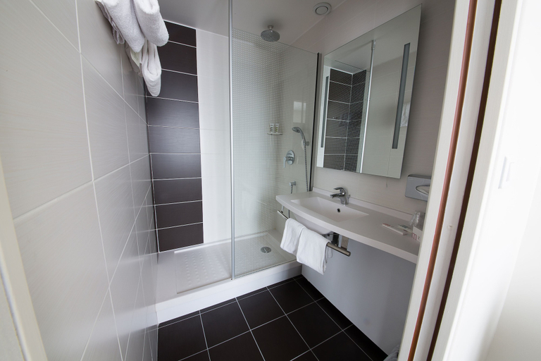 Bathroom 5, Mercure Lille Roubaix Grand Hotel Hotel, Nord