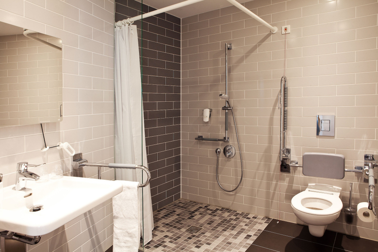 Bathroom 5, Holiday Inn Express SIEGEN by IHG, Siegen-Wittgenstein