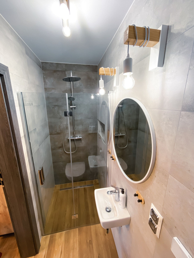 Bathroom 4, Pod Czwórką, Puck