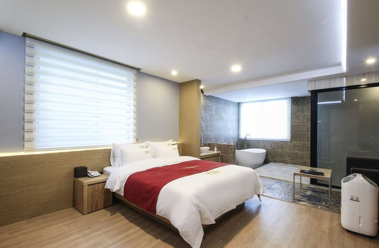 Bedroom 3, New Yorker Hotel, Jinju