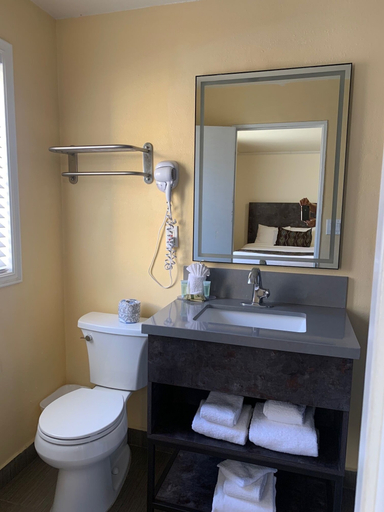 Bathroom 4, Oasis Inn & Suites, Santa Barbara