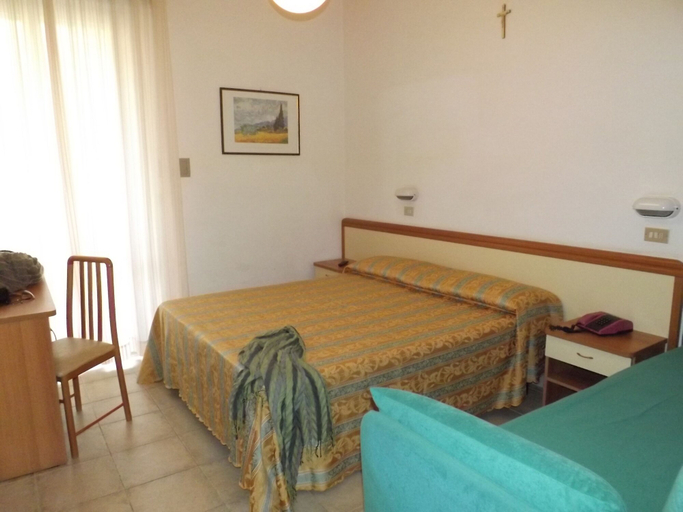 Bedroom 3, Hotel Thea, Rimini