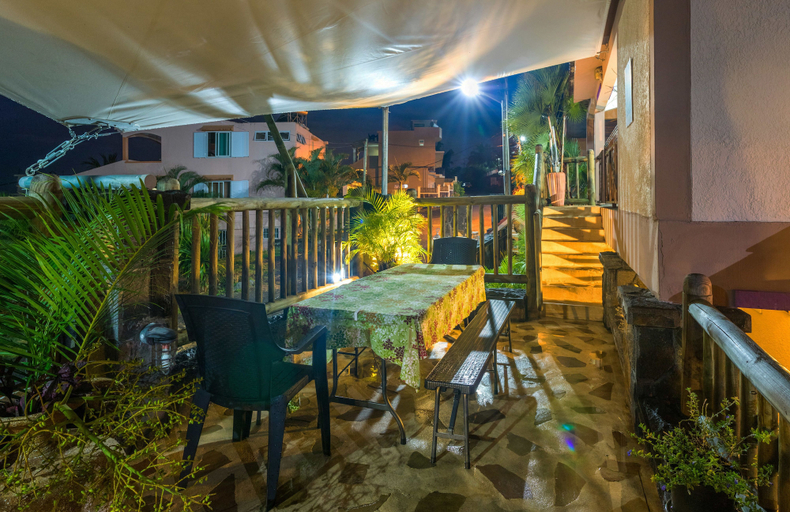 Food & Drinks, Sunset Villa, Black River