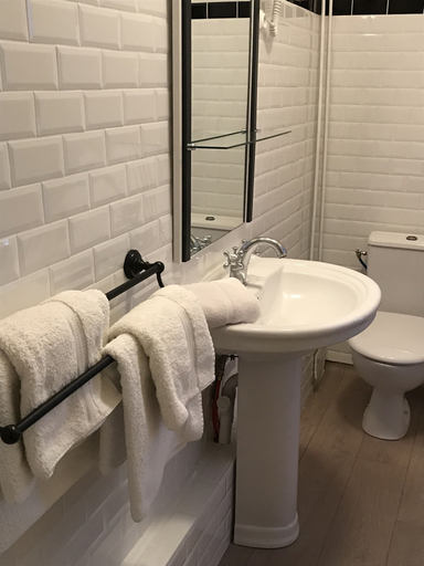 Bathroom 4, The Originals Boutique, Hôtel Victoria, Charente-Maritime