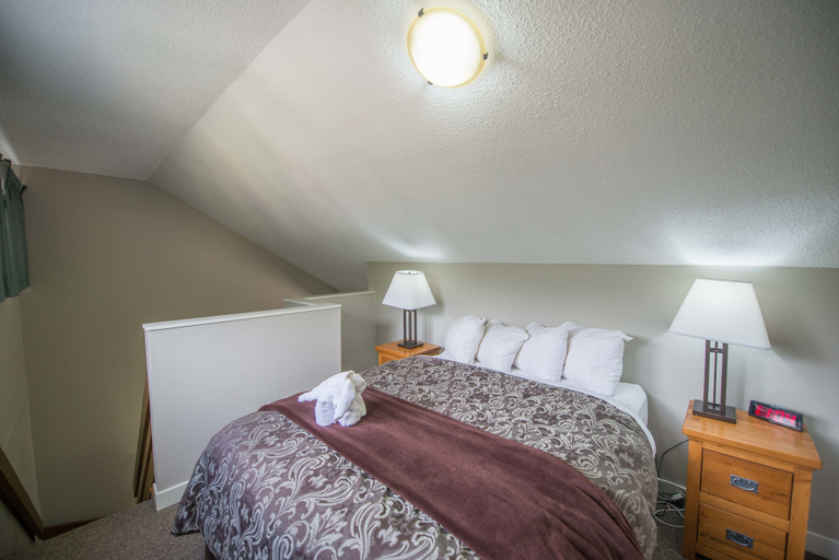 Bedroom 2, Panorama Vacation Retreat at Horsethief Lodge, East Kootenay