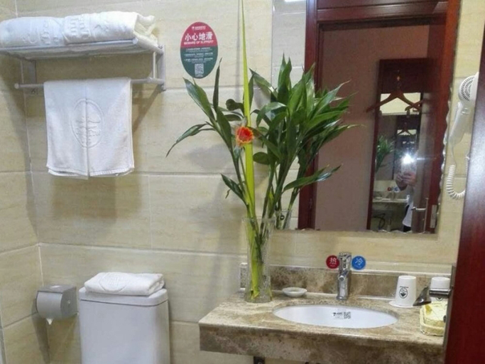 Bathroom 3, GreenTree Inn Linyi Feixian Jianshe Road Express Hotel, Linyi