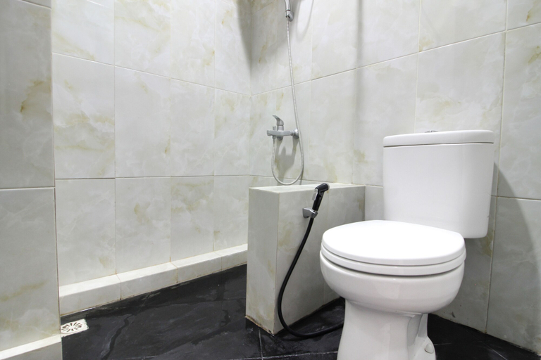 Bathroom 4, RedDoorz Plus @ Affandi Gejayan, Sleman