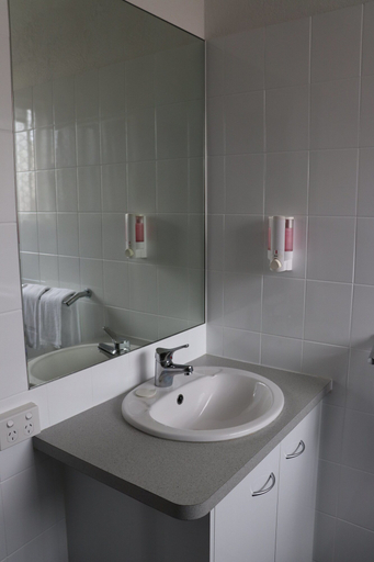 Bathroom 3, Bundaberg Spanish Motor Inn, Bundaberg