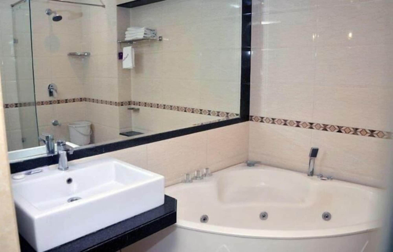 Bathroom 4, The Grand Tulip, Pune