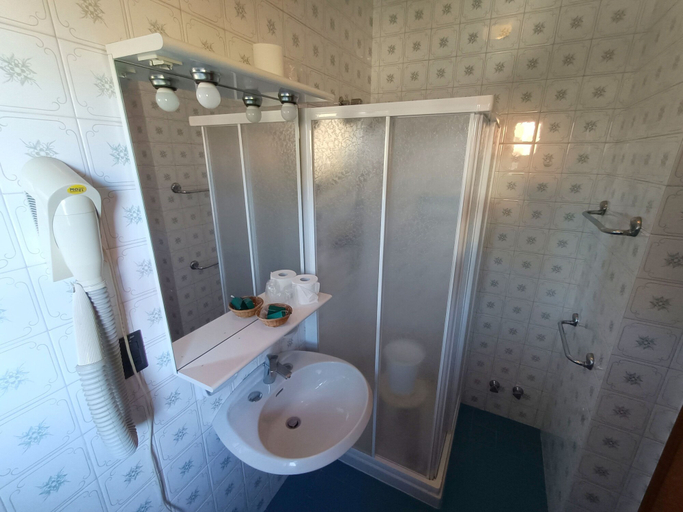 Bathroom 4, Hotel S. Maria, Verona