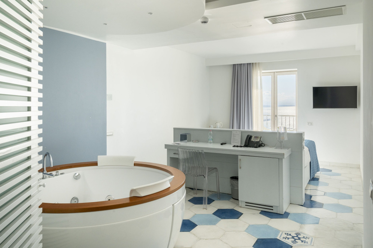 Bathroom 4, Lloyd's Baia, Salerno