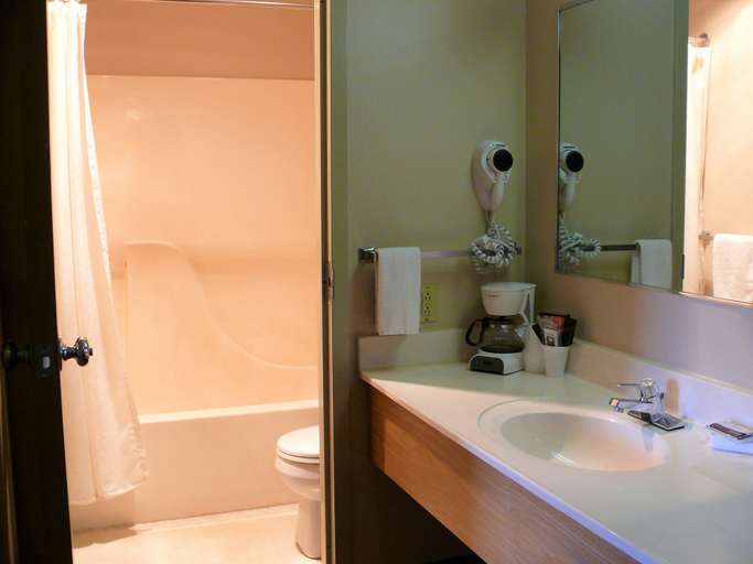Bathroom 4, The Woodridge Inn, Fayette