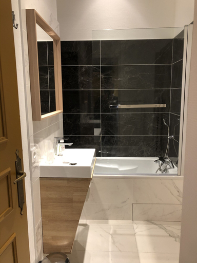 Bathroom 5, Hôtel du Cygne (Tours), Indre-et-Loire