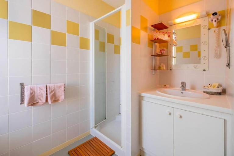 Bathroom 5, Au coeur de Meaulne, Allier