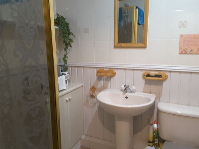 Bathroom 4, 2 Bed Apartment 2 Mins Walk Away From the Beach!, Angus