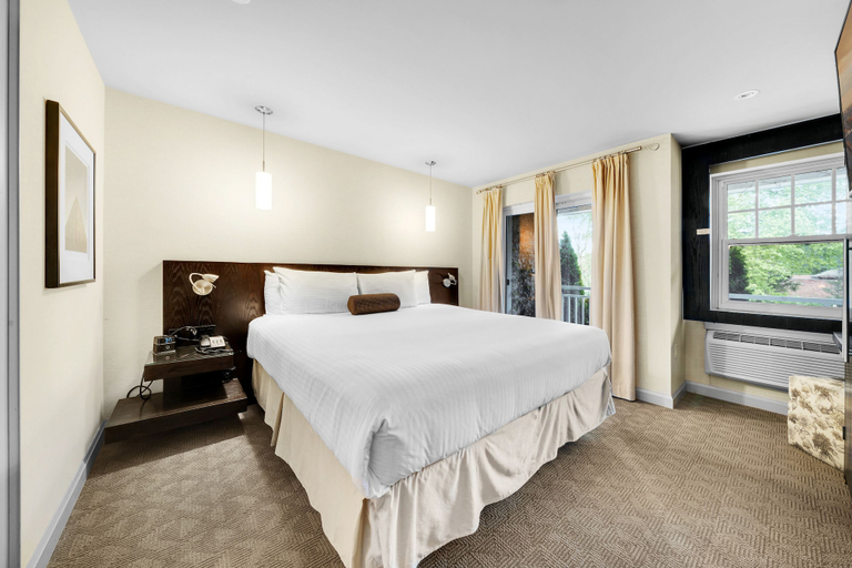 Bedroom 2, The Shaw Club Hotel, Niagara