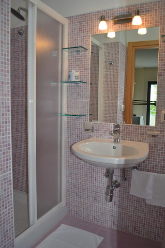 Bathroom 3, Hotel Jonic, Syracuse