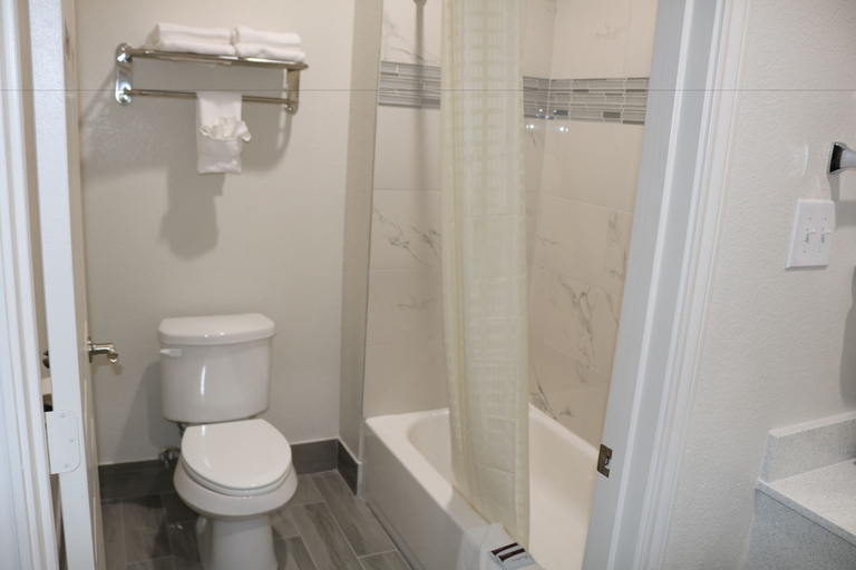 Bathroom 4, Scottish Inn & Suites - IAH Airport, Houston