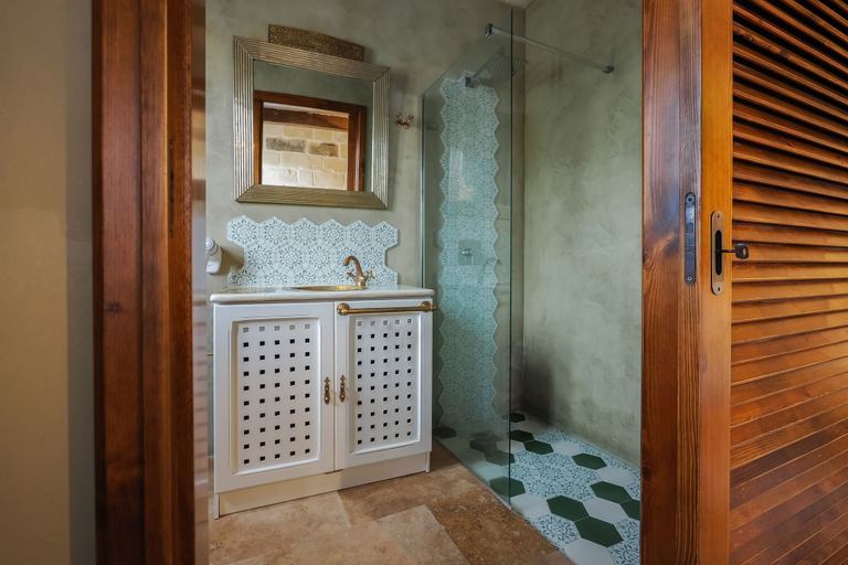 Bathroom 4, Chapel 5 Suites