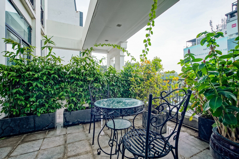 Exterior & Views 24