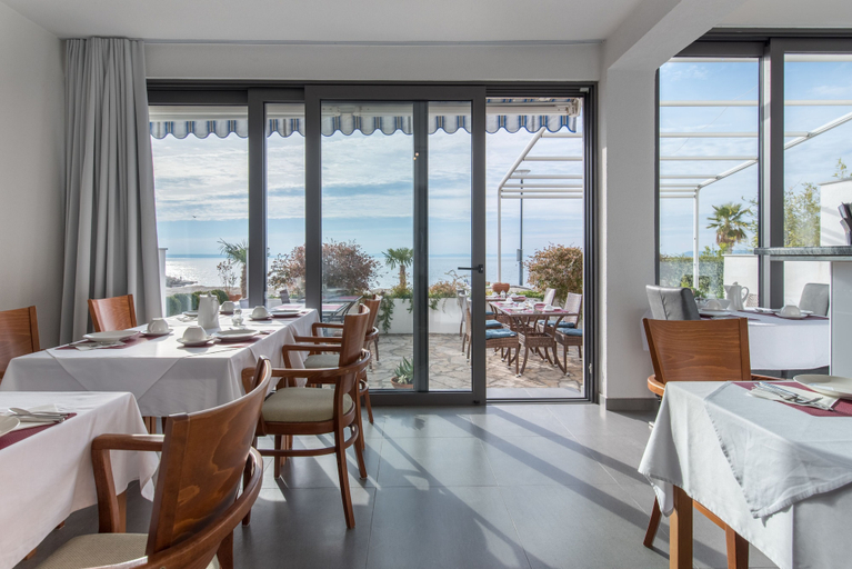 Food & Drinks 5, Beachfront Villa Mediteran, Podstrana