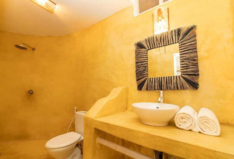 Bathroom 3, Salt & Coral Hotel and Restaurant, Kusini