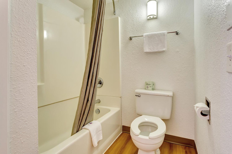 Bathroom 4, Motel 6 Vallejo, CA - Six Flags West, Solano