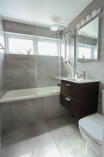 Bathroom 4, Tides - Beach Front Apartment in Bracklesham Bay, West Sussex