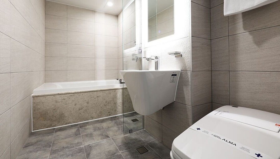 Bathroom 4, Alma Business Hotel, Ansoeng