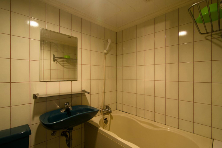 Bathroom 3, Dahua Hotel, Keelung