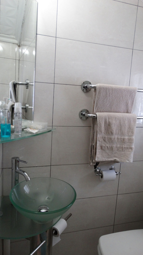 Bathroom 3, Sleepers Villa, Capricorn
