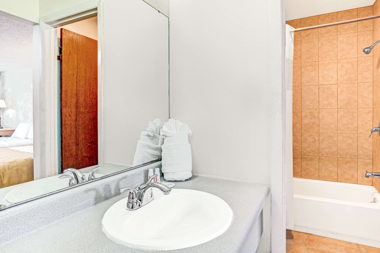Bathroom, Knights Inn Kissimmee, Osceola