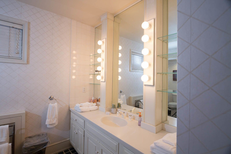 Bathroom 4, Inn at Lincoln Square, Adams