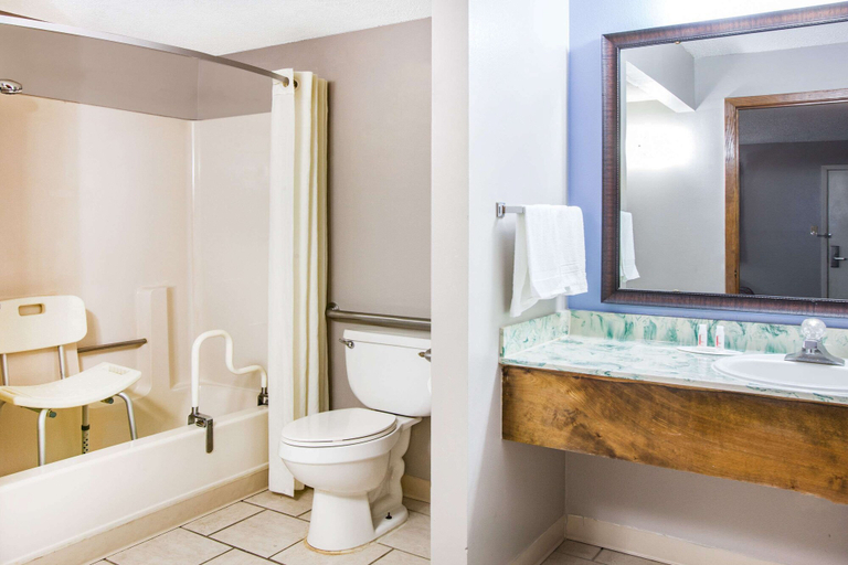 Bathroom 4, Super 8 by Wyndham Malvern, Hot Spring