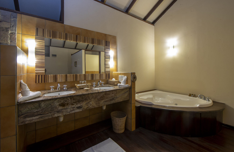 Bathroom 5, Filitheyo Island Resort