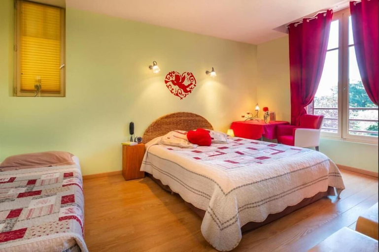 Bedroom 3, Au coeur de Meaulne, Allier