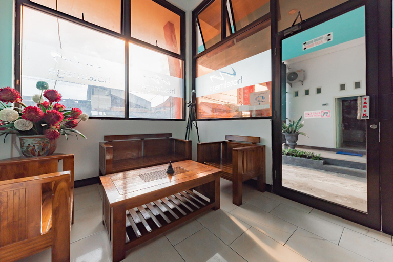 Public Area 3, RedDoorz near Kejaksan Station Cirebon, Cirebon