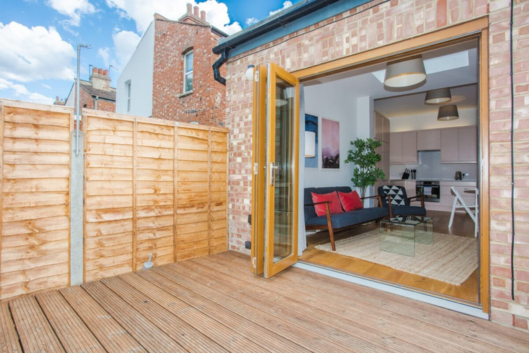 Others 5, Stylish & Modern 3 Bed Flat in NW London With Garden, London