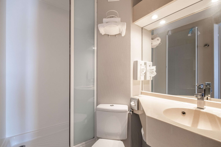 Bathroom 4, Comfort Hotel Linas Montlhery, Essonne