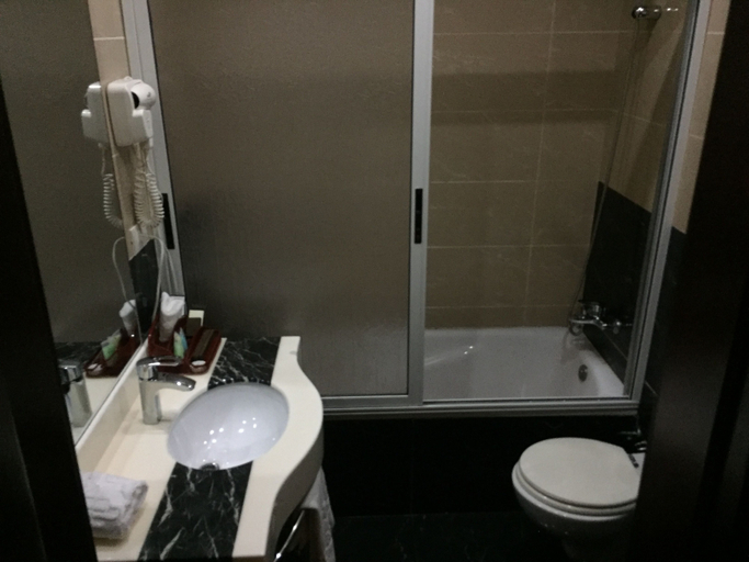 Bathroom 4, Royal Grand Hotel, Greater Monrovia