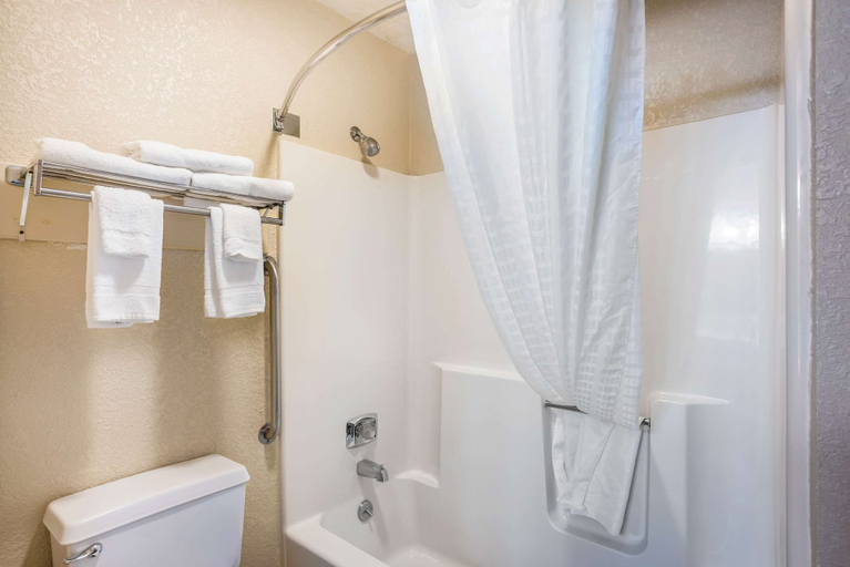 Bathroom 4, Quality Inn Cedar Rapids South, Linn