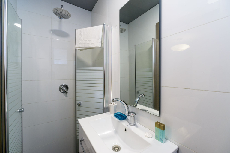Bathroom 2, Dizengoff Inn