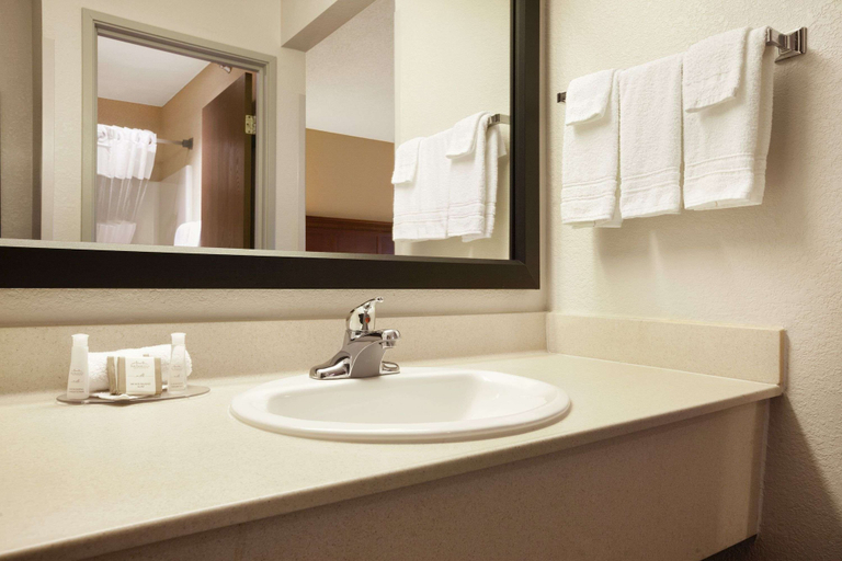 Bathroom 4, Baymont by Wyndham Sioux Falls, Minnehaha
