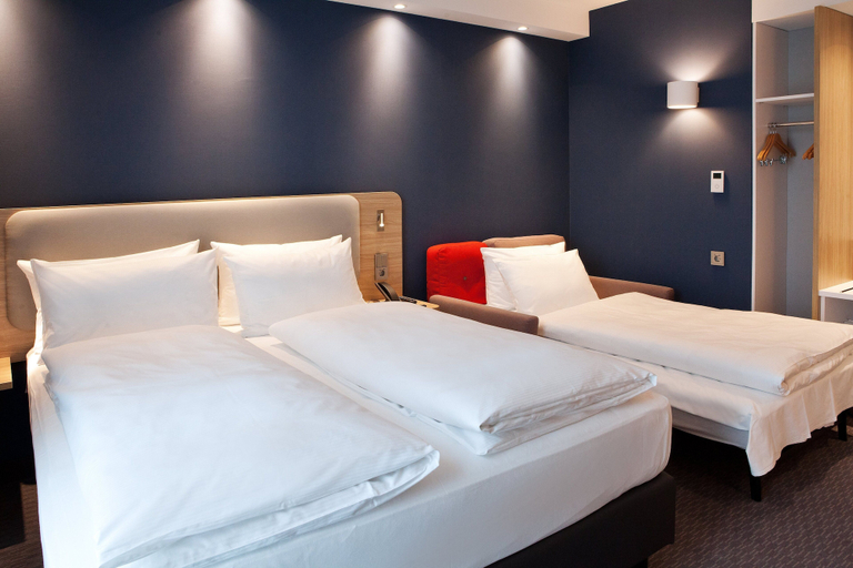 Bedroom 5, Holiday Inn Express F�RTH by IHG, Fürth