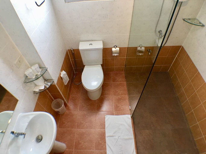 Bathroom 4, Trat Center Hotel, Muang Trat