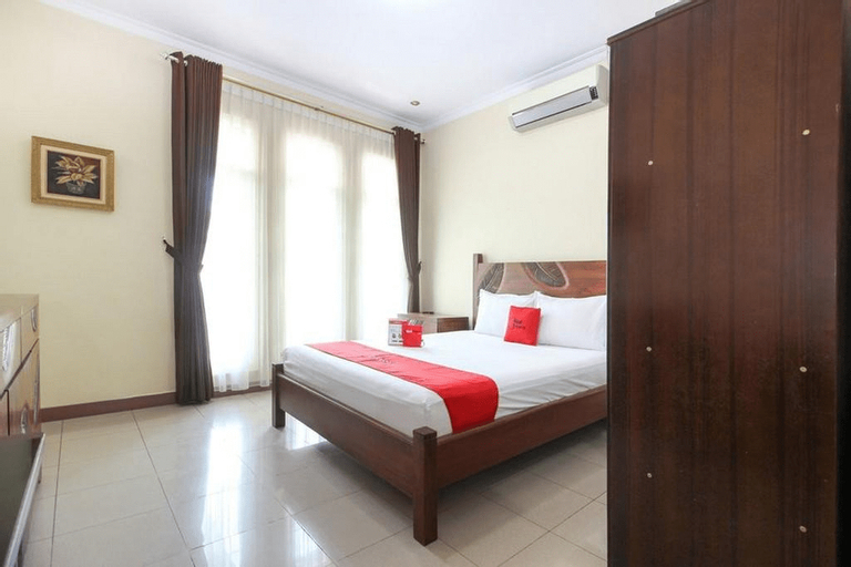 RedDoorz Plus near STIE YKPN, Sleman