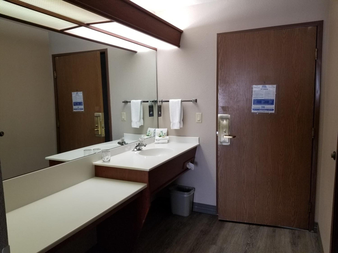 Bathroom 4, Shilo Inn Suites Salem, Marion