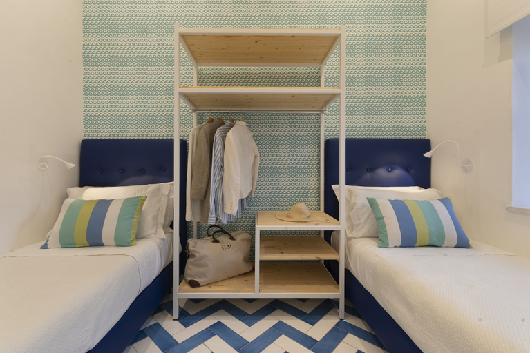 Room 5, Luxury Four Bedroom Home, Napoli