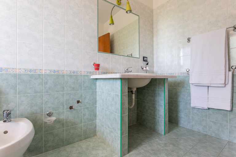 Bathroom 3, Hotel Plaza, Caserta